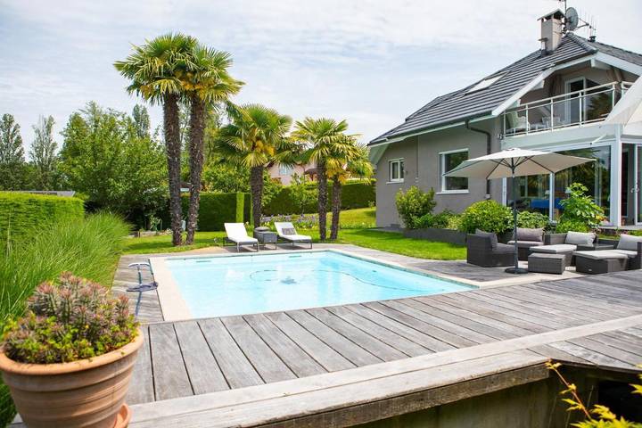 Location de vacances pour 7 personnes, avec Balcon et Terrasse ainsi que Jardin et Piscine à Nernier