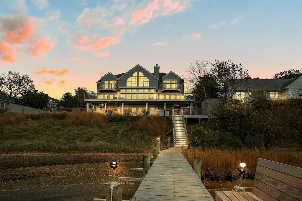 Waterfront in der Bucht! Ein schönes 5-Zimmer-Haus mit Dock und zu Fuß zum Strand ... in Noyack, Hamptons