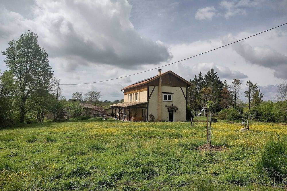 Modern spacious barn conversion surrounded by nature with shared swimming pool in Paulhiac, Région de Villeneuve-sur-Lot
