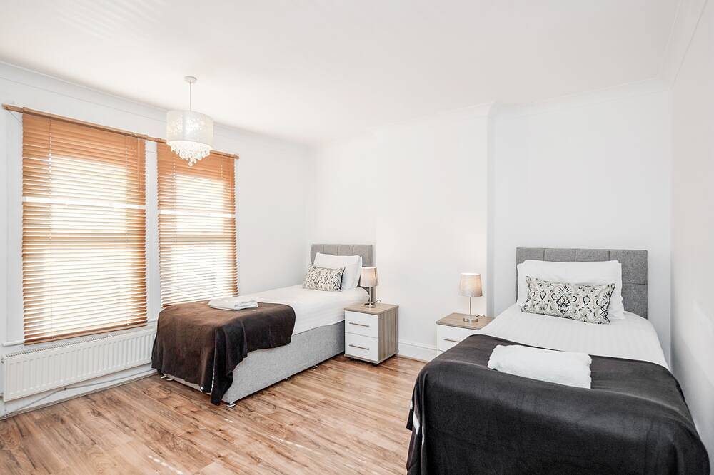 4 bedroom House, Free Parking, Contractor's Haven in Chelmsford, Essex
