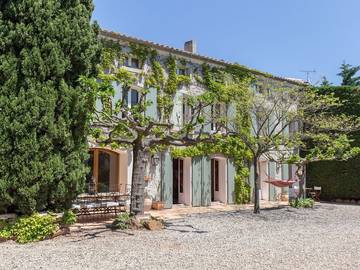 Location de vacances pour 14 personnes, avec piscine et jardin, adapté aux familles à Fabrezan