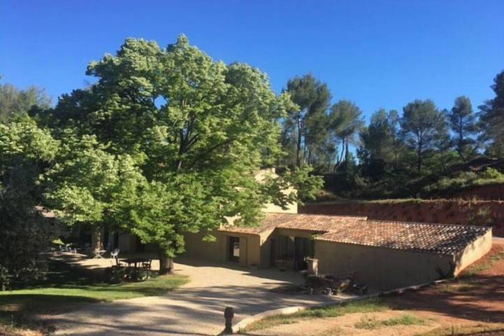 Location de vacances pour 9 personnes, avec jardin ainsi que jacuzzi et terrasse à Beaurecueil