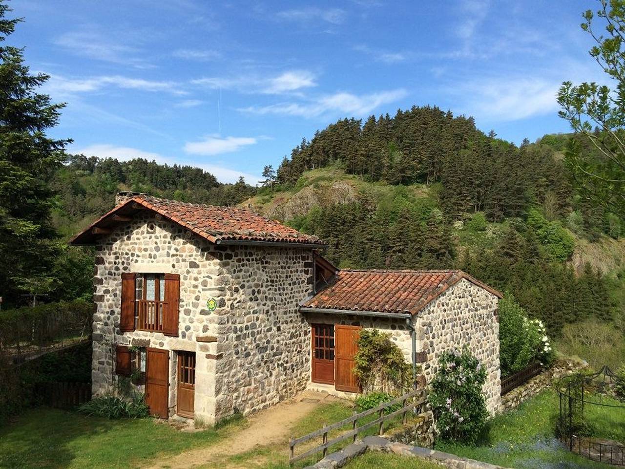 Maison pittoresque à Arlempdes avec cheminée et terrasse in Arlempdes, Haute-Loire
