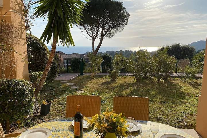 Appartement de vacances pour 6 personnes, avec Terrasse ainsi que Jardin et Piscine