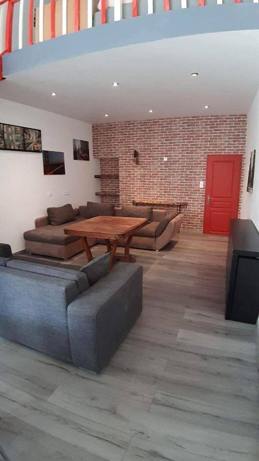 Gîte pour 23 personnes, avec vue ainsi que terrasse et piscine à Chassiers