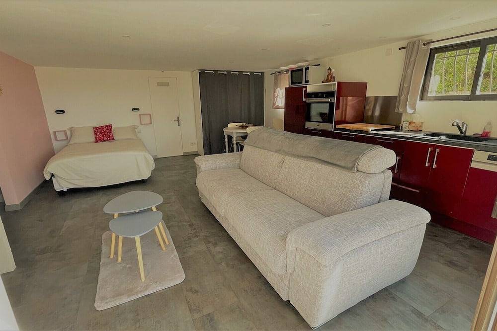 Entire apartment, Bas de villa near Calanques de Cassis in quiet subdivision in Carnoux-en-Provence, Marseille region