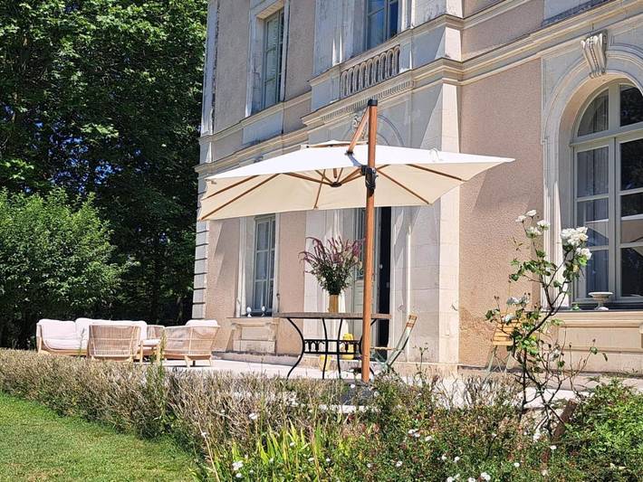 Location de vacances pour 12 personnes, avec jardin et terrasse ainsi que vue et piscine à Bouchemaine
