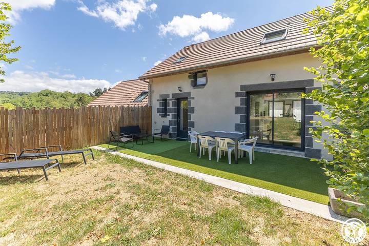 Gîte pour 6 personnes, avec Terrasse ainsi que Jardin et Vue à Saint-Ours