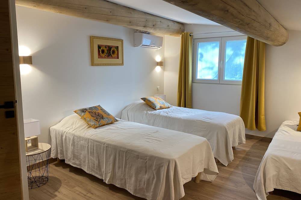 Très agréable villa privée avec piscine chauffée dans le Luberon in Taillades, Parc naturel régional du Luberon