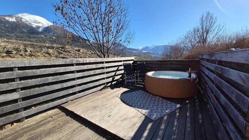 Gîte pour 6 personnes, avec piscine ainsi que jacuzzi et terrasse à Châteauroux-les-Alpes