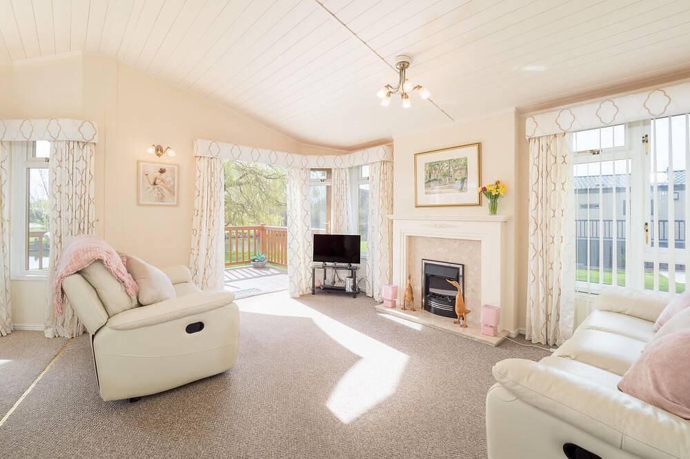 Kingfisher lodge with wonderful river views just 1 mile from Stratford upon Avon in Stratford upon Avon, Warwickshire