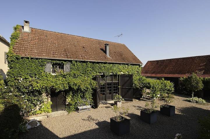 Location de vacances pour 8 personnes, avec jardin ainsi que terrasse et piscine dans Saint-Dizier-la-Tour