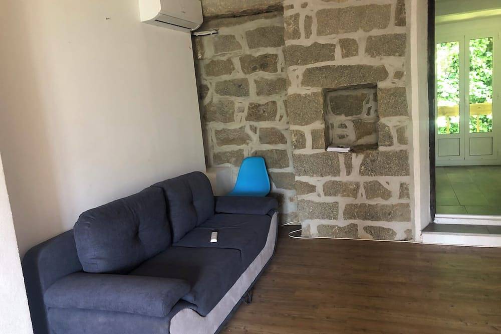 Appartement entier, Appartement T3 dans maison de village climatisée in Aullène, Parc naturel régional de Corse