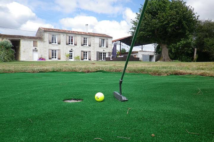 Location de vacances pour 9 personnes, avec Terrasse ainsi que Jardin et Sauna à Varzay