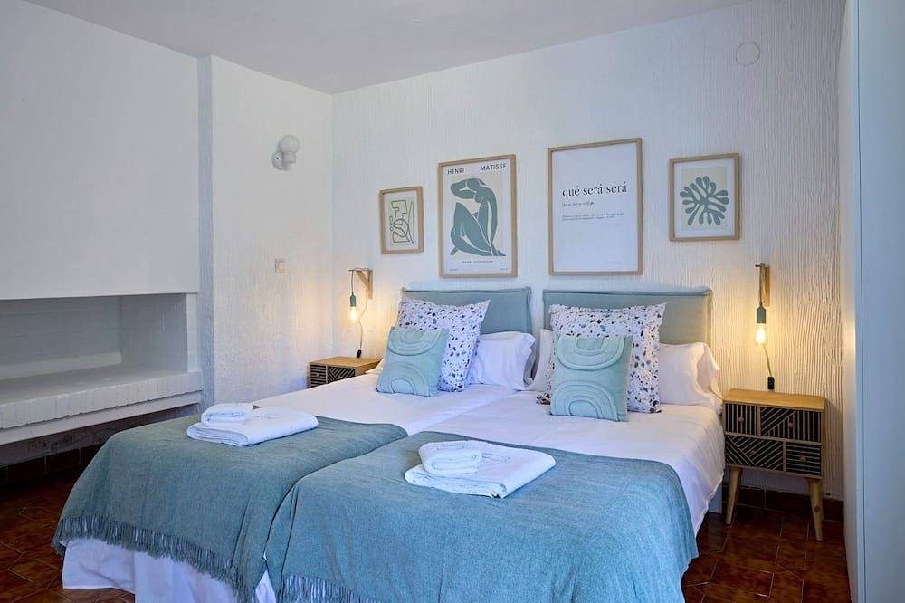 Ibicenco Beach Villa in Playa d'en Bossa, Sant Josep de sa Talaia