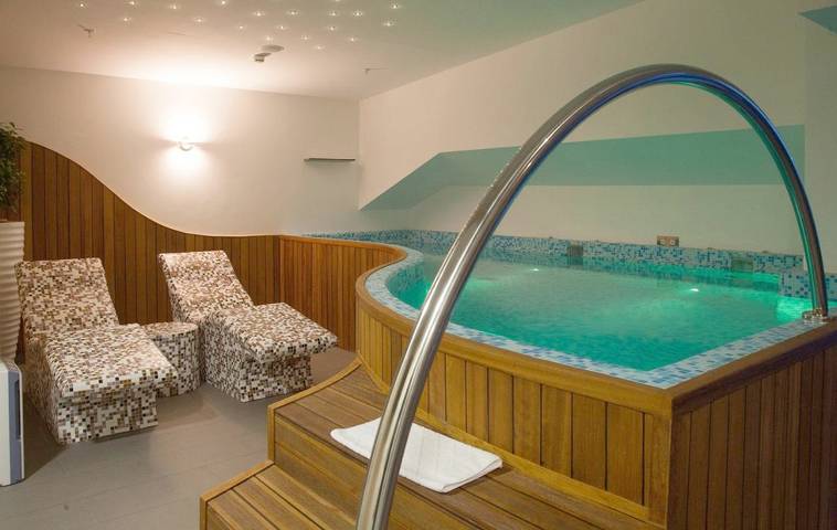 Hôtel pour 2 personnes, avec jacuzzi ainsi que balcon et sauna