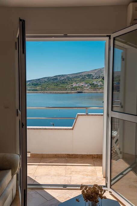 Ganze Wohnung, Ferienwohnung für 5 Personen mit Balkon/Terrasse in Pag Stadt, Pag