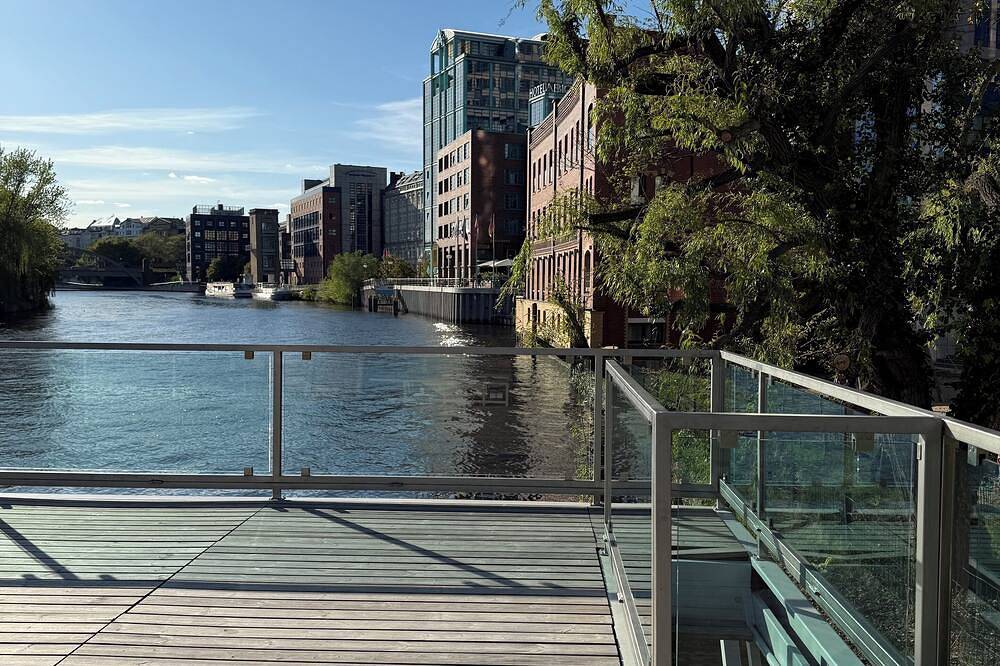 Nido – stilvoll entspannen auf Berlins exklusivstem und naturnahem Hausboot. in Moabit Berlin, Berlin