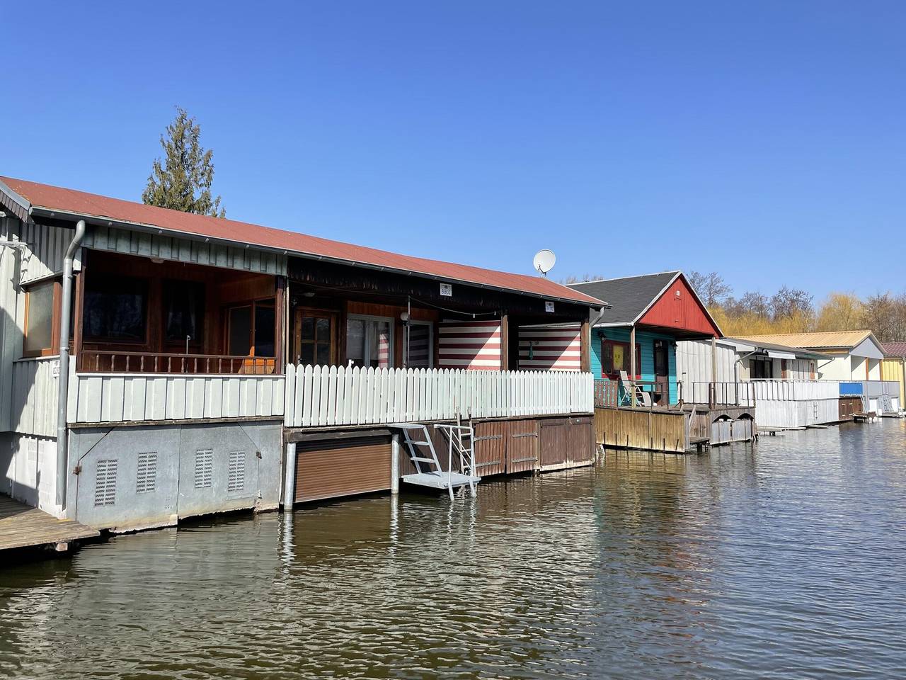 Ganze Ferienwohnung, Bootshaus in Mirow mit überdachter Terrasse in Mirow, Mecklenburg-Strelitz