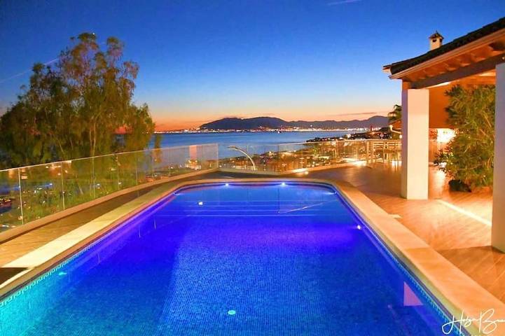 Ferienhaus für 9 Personen, mit Balkon und Whirlpool sowie Garten und Pool
