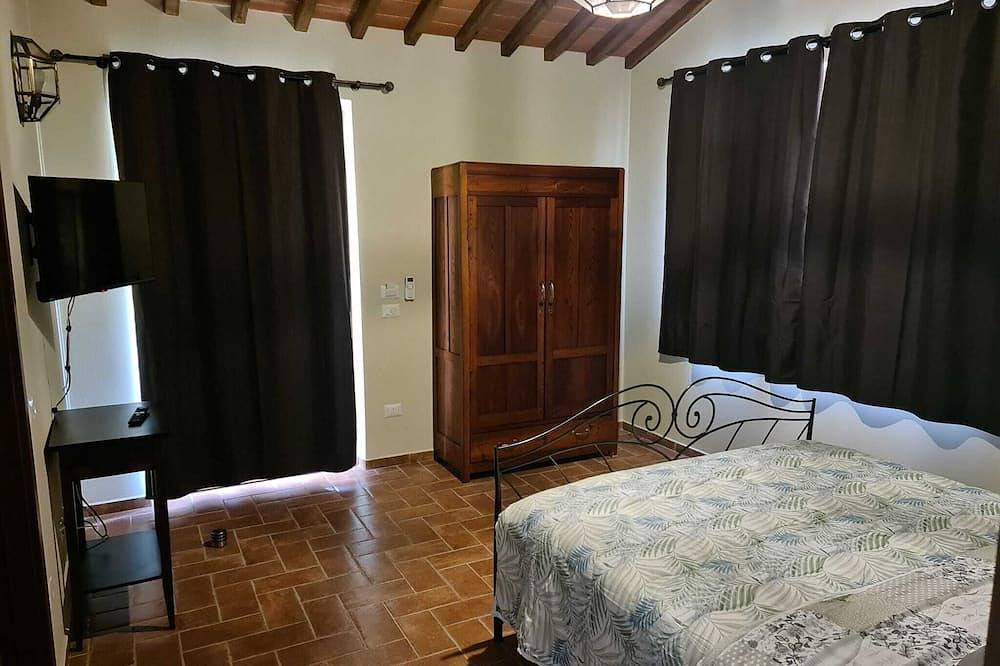 Apartment 1st floor in farmhouse with Pool in Certaldo, Chianti