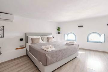 Holiday Apartment for 2 People in Firostefani, Thera, Photo 1