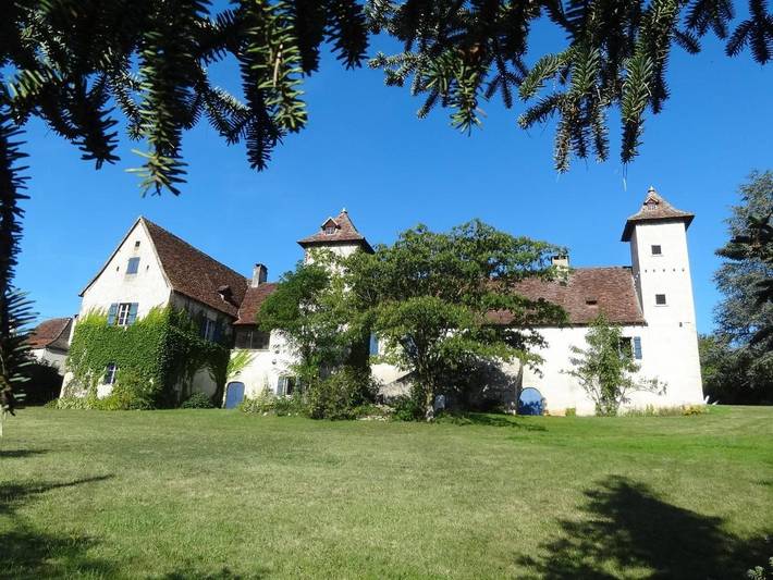 Location de vacances pour 30 personnes, avec piscine ainsi que vue et jardin, animaux acceptés à Floirac (Lot)