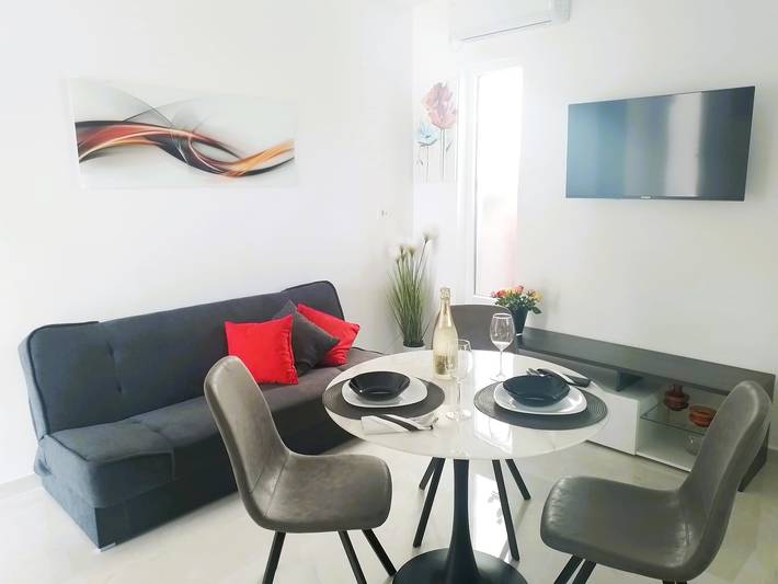 Ferienwohnung für 2 Personen, mit Balkon/Terrasse in Pirovac