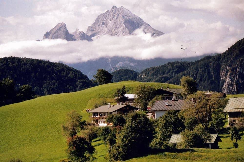 Entire apartment, Vacation apartment in a quiet, sunny high-altitude location with excellent panoramic views in Göllstock, Marktschellenberg