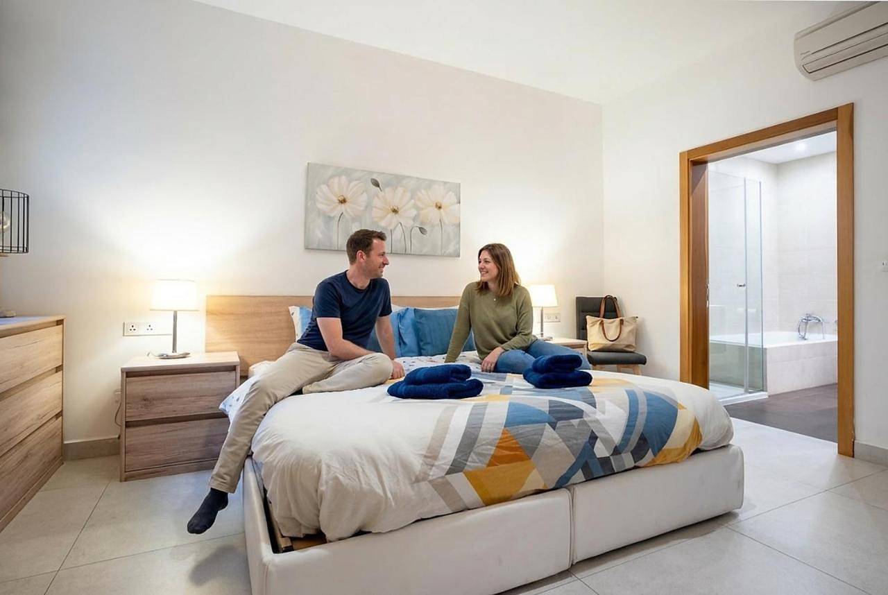 Appartamento intero, The Strand Waterfront Apartment with 3 Bedrooms, 4 Bathrooms, Private Garage in Sliema, Isola di Malta