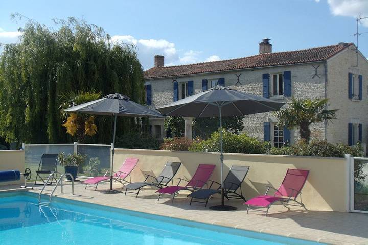 Gîte pour 2 personnes, avec Terrasse ainsi que Jardin et Piscine en Charente-Maritime