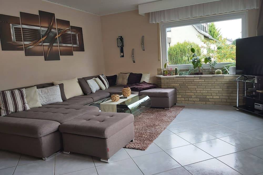 4 Sterne Ferienhaus  mit 2 Fewos: Wohnung  Zum Mensfelder Kopf im 1. Stock in Hünfelden, Landkreis Limburg-Weilburg