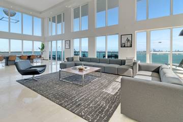 Vacation Rental for 16 Guests in North Bay Village, Florida, Picture 1