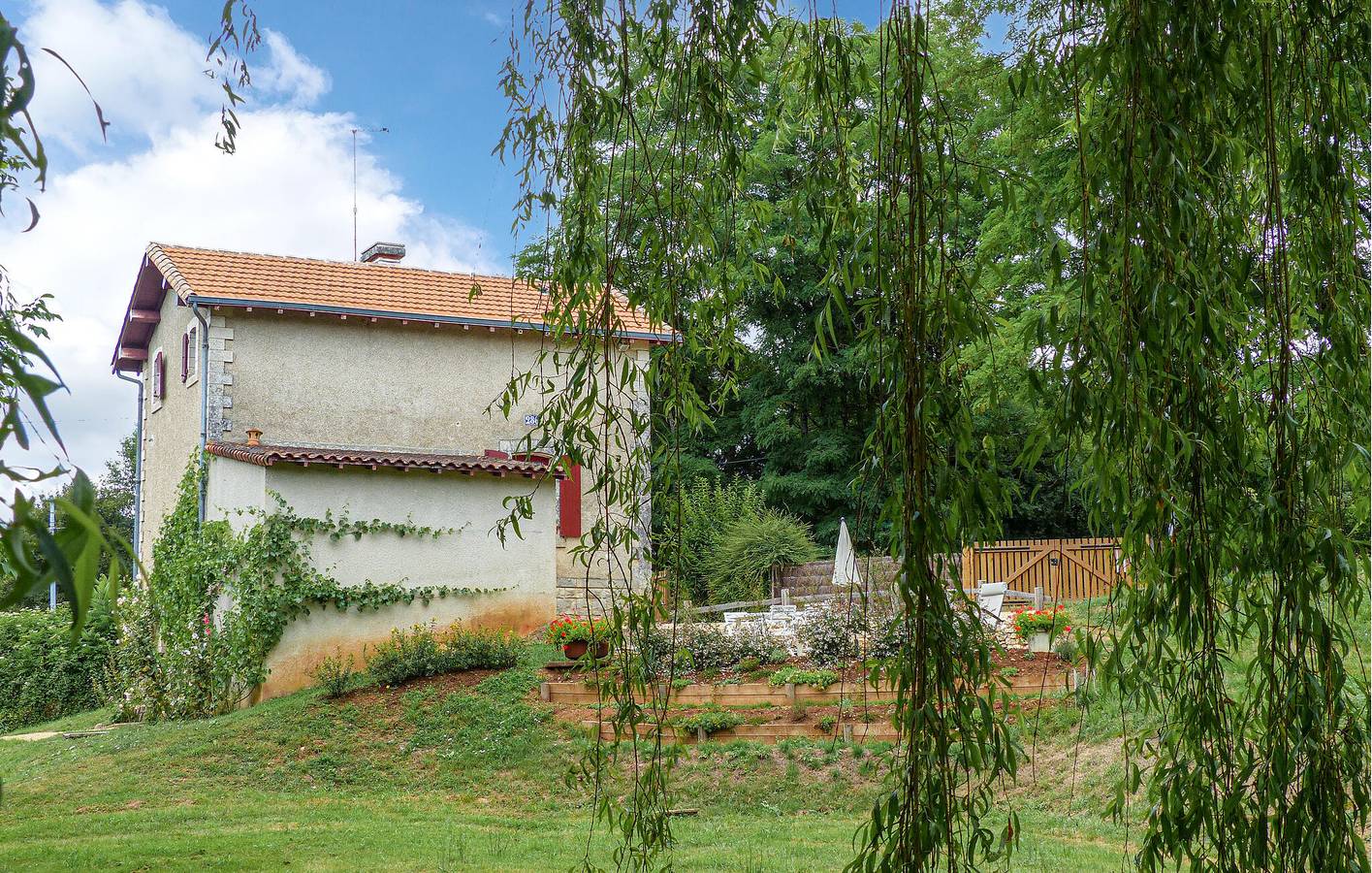 Charmant appartement près du centre-ville avec garage et jardin in Nanteuil-en-Vallée, Charente
