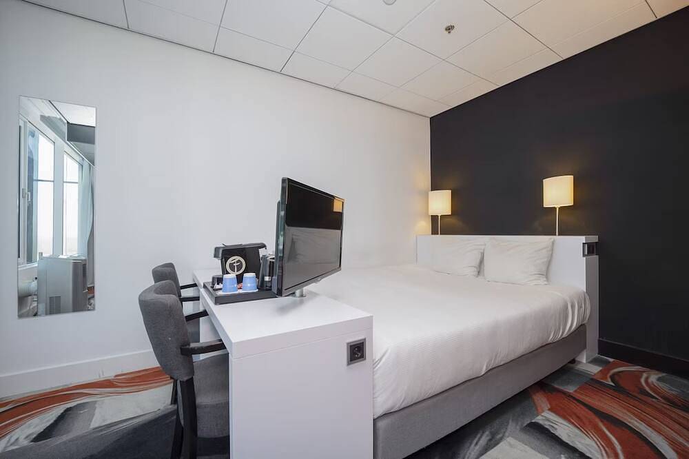 Charming Room Near Castle Ruins with Indoor Pool and Spa in Leiden, Niederländische Nordsee