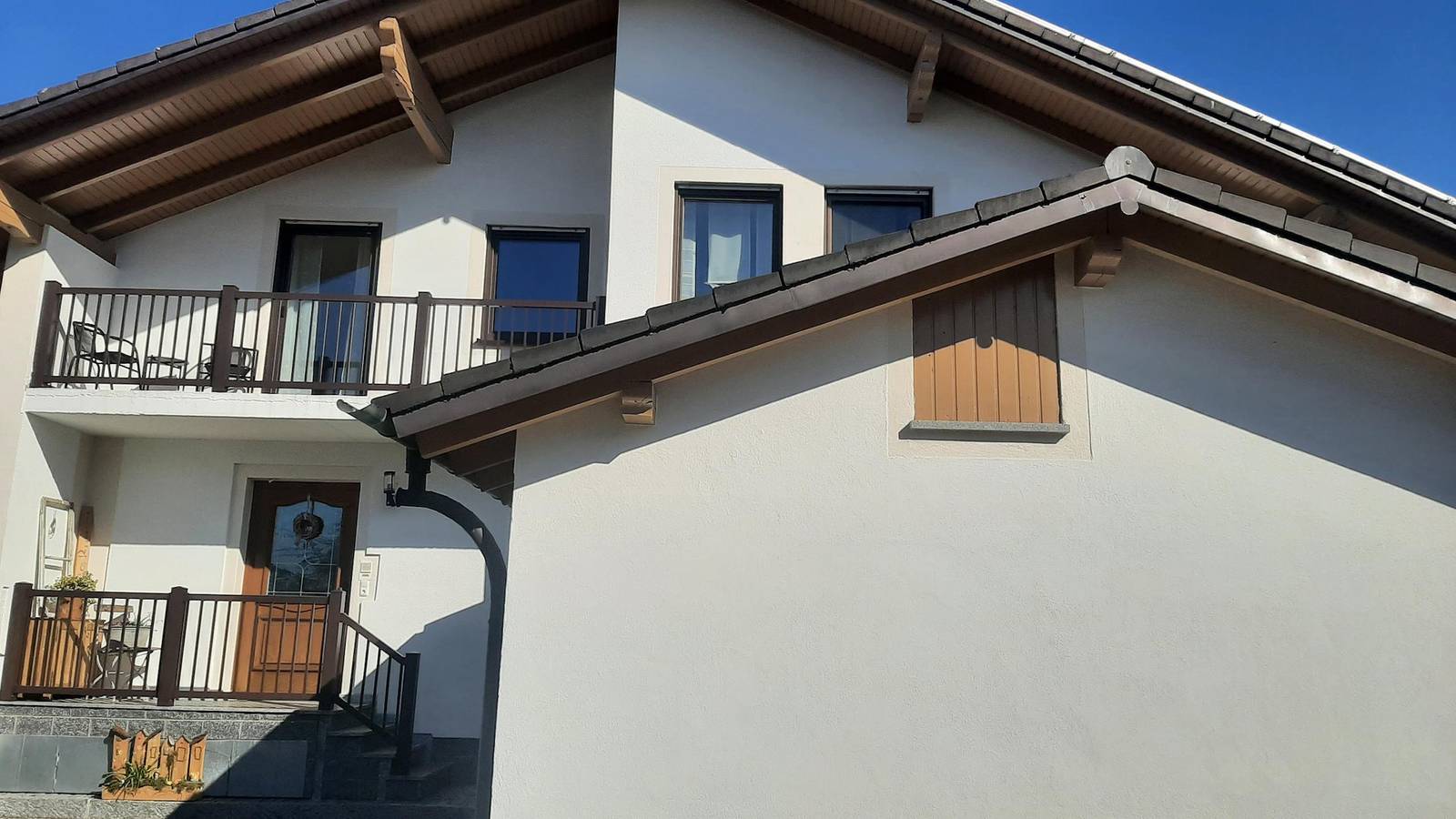 Ganze Ferienwohnung, Ferienwohnung Geier - Ferienwohnung im Obergeschoss mit 2 Balkonen in Niederalteich, Ostbayern