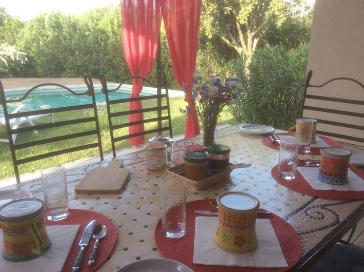 Gîte pour 2 personnes, avec piscine et jardin ainsi que vue et terrasse à Cabrières-d'Avignon - 2