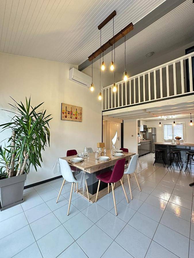 Location de vacances pour 8 personnes, avec jardin et terrasse à L'Isle-d'Espagnac