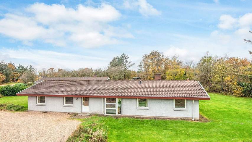 Ferieudlejning for 13 personer, med jacuzzi og have såvel som pool og sauna i Jegum