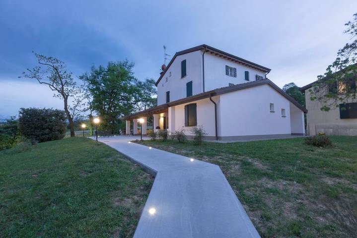 B&b per 5 persone, con Terrazza e Giardino nonché Piscina e Panorama a Fornovo di Taro
