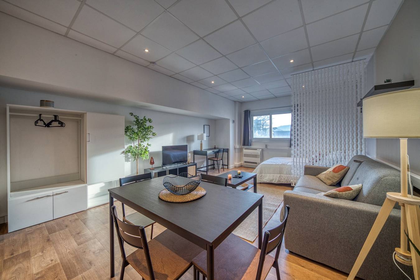 Entire studio, Premium 1-Bedroom Apartment – Cozy & Comfortable with Wi-Fi and Air Conditioning in L'Isère, Isère
