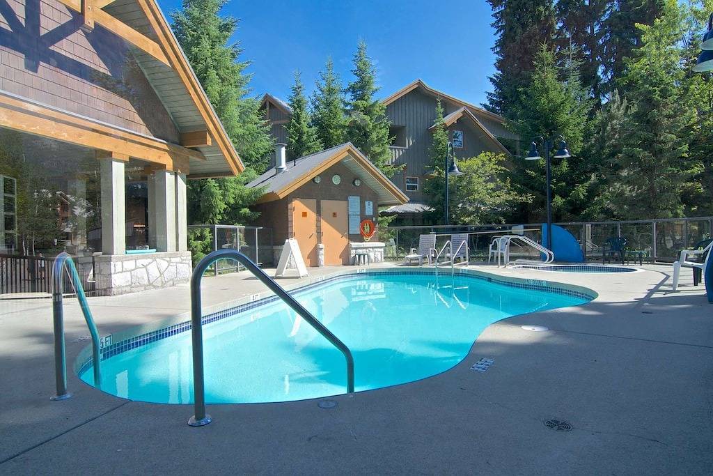 Brandneue Auflistung - Glacier Erreichen Sie Schönheit mit privatem Whirlpool, gegenüber von Village! in Whistler, Whistler Blackcomb