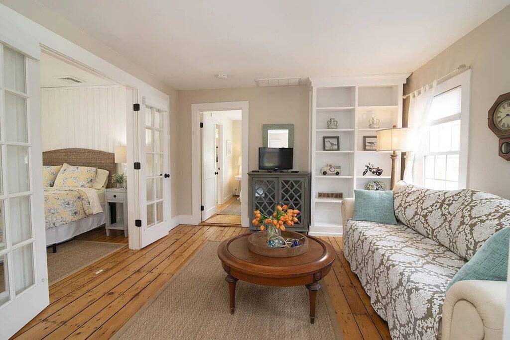 The Farmhouse Downtown Mystic~Walk to Seaport, Shops and Restaurants in Mystic, Connecticut