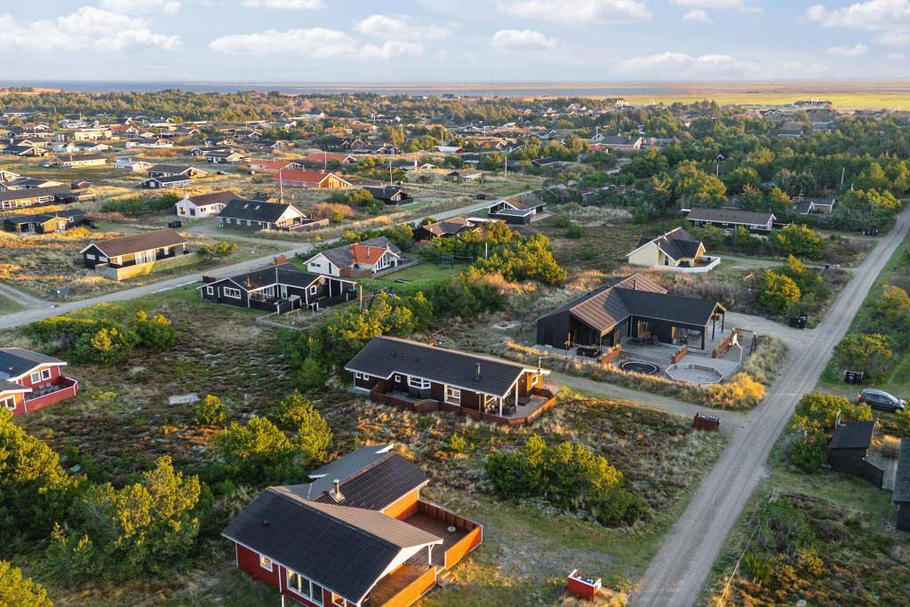 Well-kept vacation gem with terrace, spa and map to the North Sea in Bjerregård, Holmsland Klit