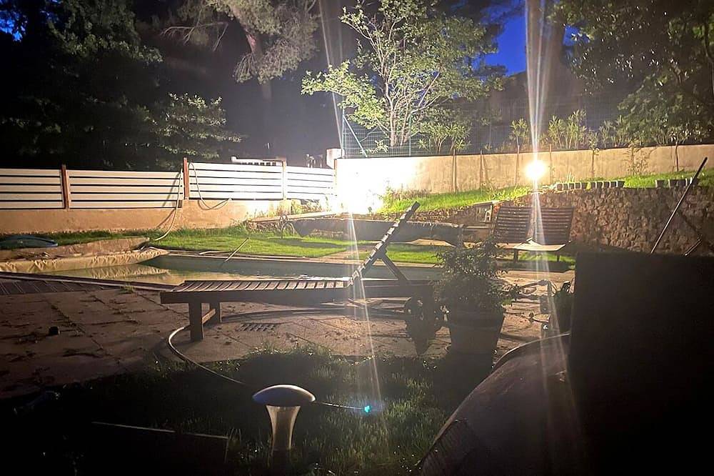 Gite with pool in Velleron, Parc naturel régional du Mont-Ventoux