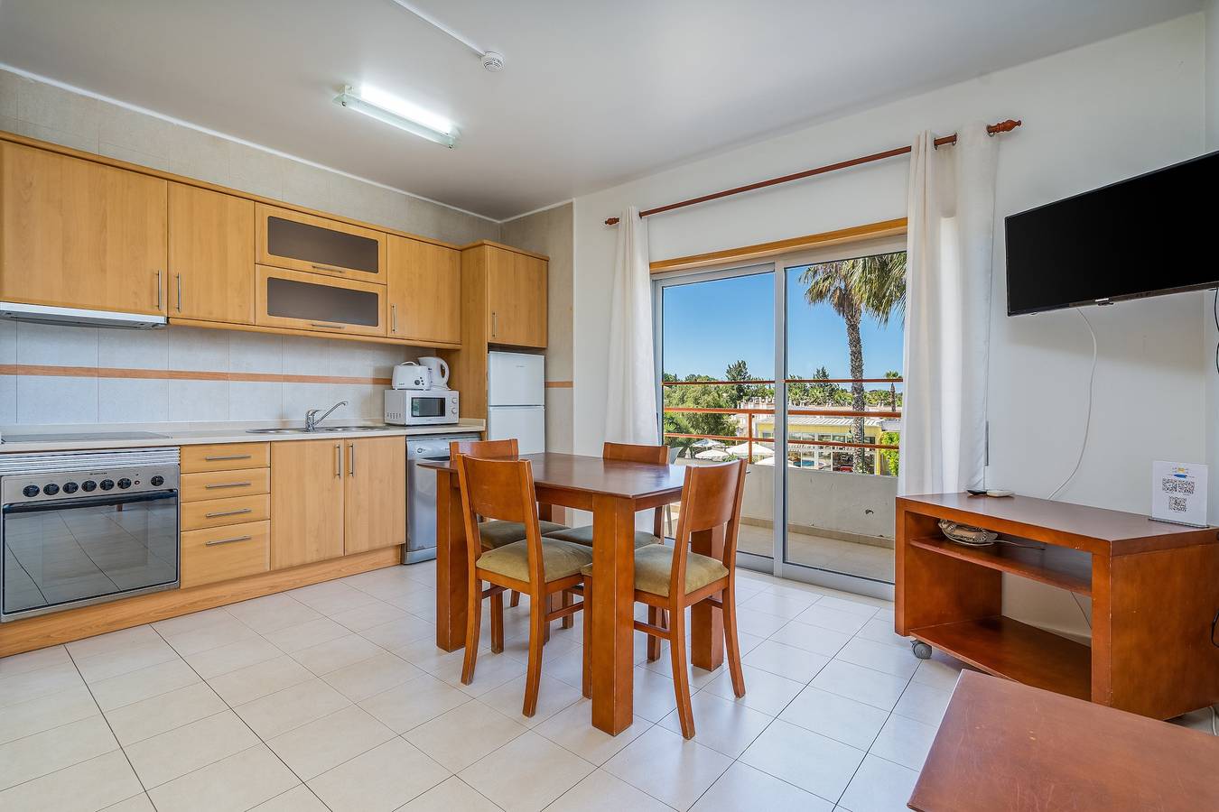 Appartement entier, Appartement 'Santa Teresinha A' avec piscine partagée, Wi-Fi et climatisation in Montes de Alvor, Alvor