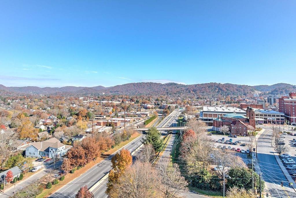 Ganze Wohnung, Penthouse Style Condo Atop Hotel Indigo in Blue Ridge Parkway, Asheville
