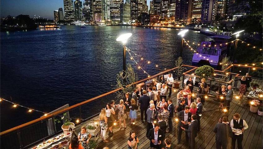 Holiday rental for 10 people, with pool and hot tub as well as balcony in Brisbane