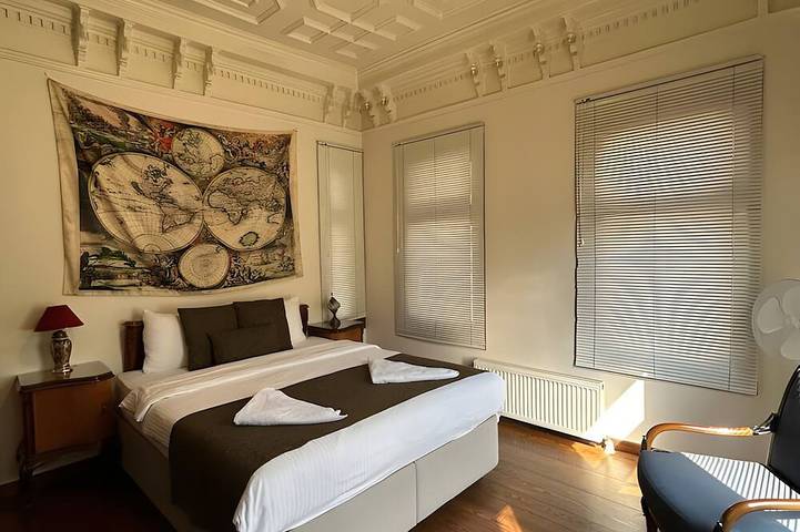 Charming Greco-Ottoman Mansion with Modern Comforts in Historic Balat in Fatih, Estambul
