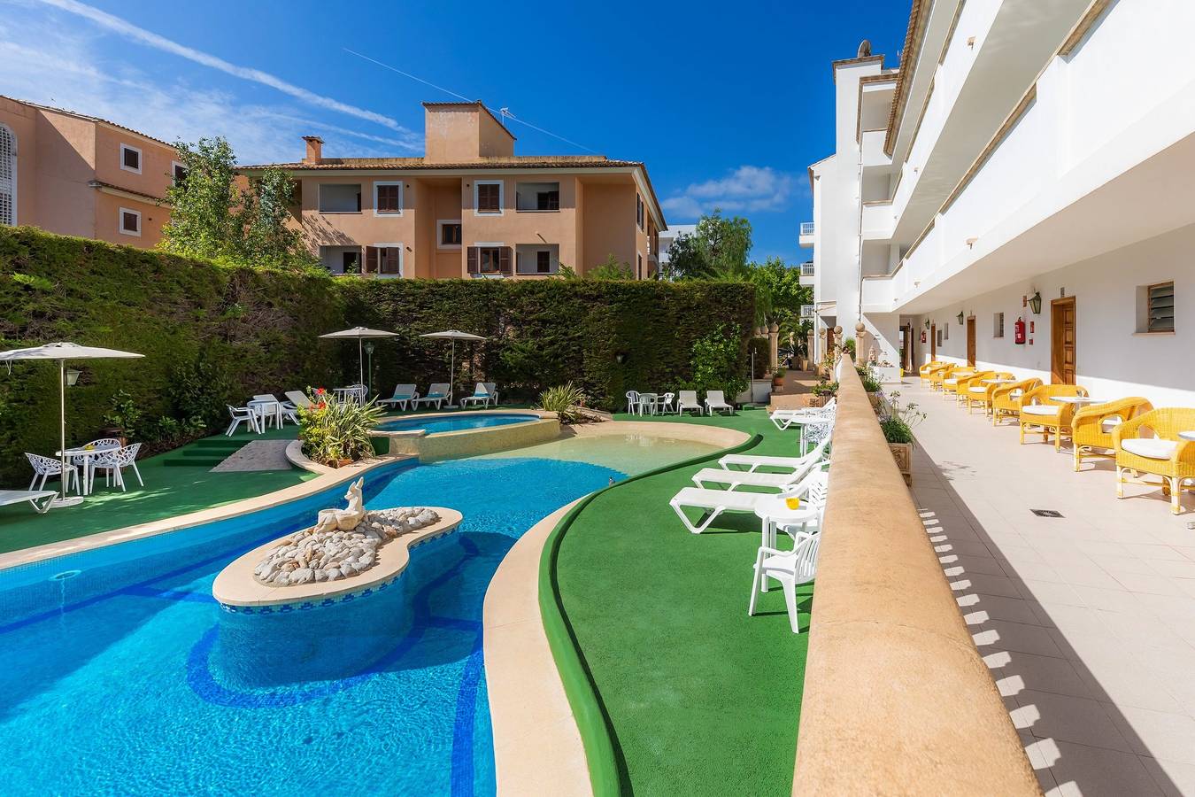 Apartamento entero, Apartamento cerca de la playa con piscina, terraza privada, aire acondicionado y Wi-Fi in Canyamel, Capdepera